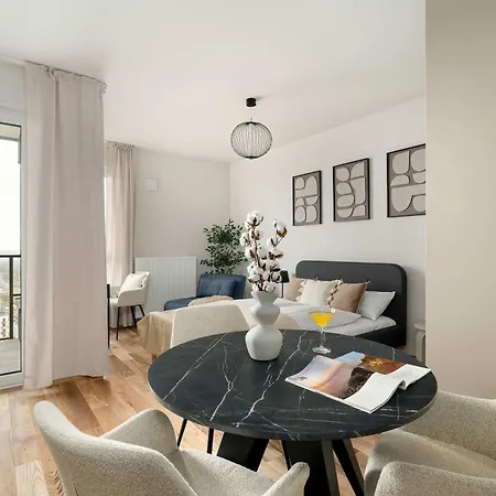 Stylish & Elegant With Parking & Balcony With View Remote Work By Renters