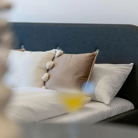 Stylish & Elegant With Parking & Balcony With View Remote Work By Renters *